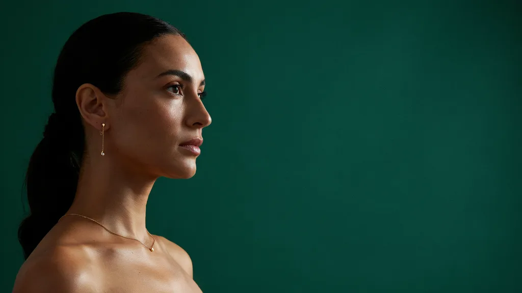 Mulher elegante usando semijoias Alvienne